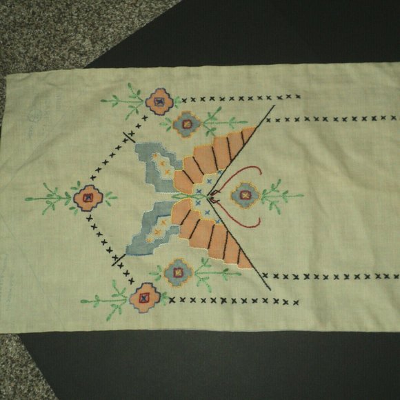 Vintage JBK #801 Hand-Embroidered Dresser Scarf Butterflies & Flowers 43" x 13" - Picture 2 of 9